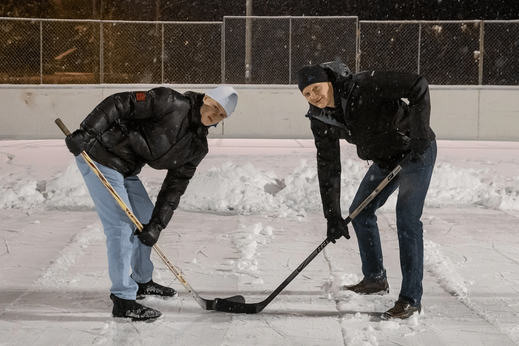 Topi Rönni ja hänen isänsä Heikki Rönni pelaamassa yhdessä